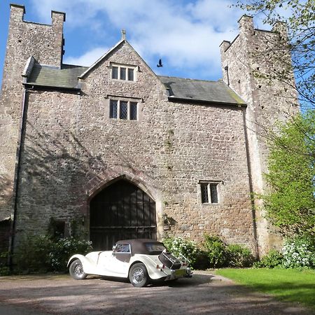 Welsh Gatehouse, Historic Castle Which Can Cater For Electric Vehicle Mathern Εξωτερικό φωτογραφία