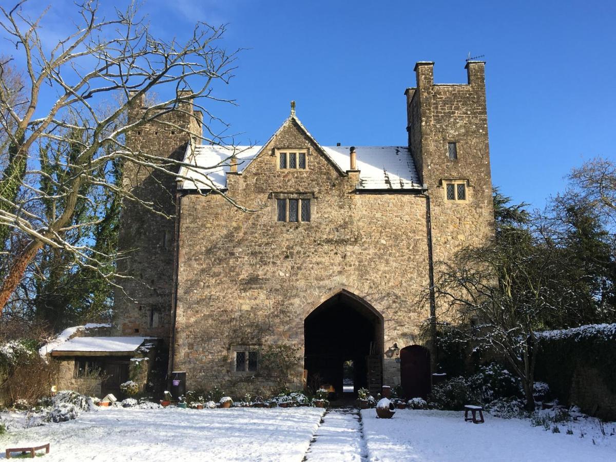 Welsh Gatehouse, Historic Castle Which Can Cater For Electric Vehicle Mathern Εξωτερικό φωτογραφία