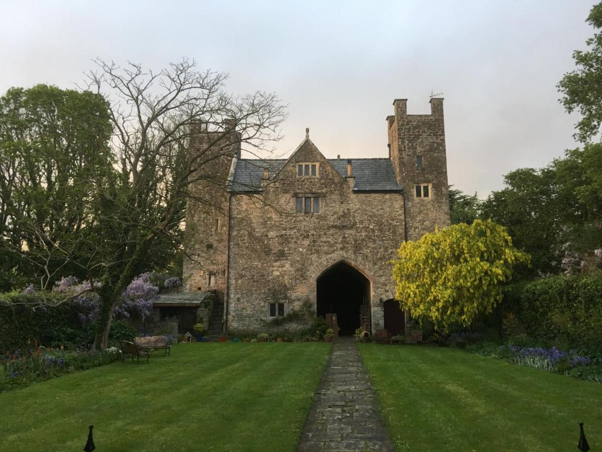 Welsh Gatehouse, Historic Castle Which Can Cater For Electric Vehicle Mathern Εξωτερικό φωτογραφία