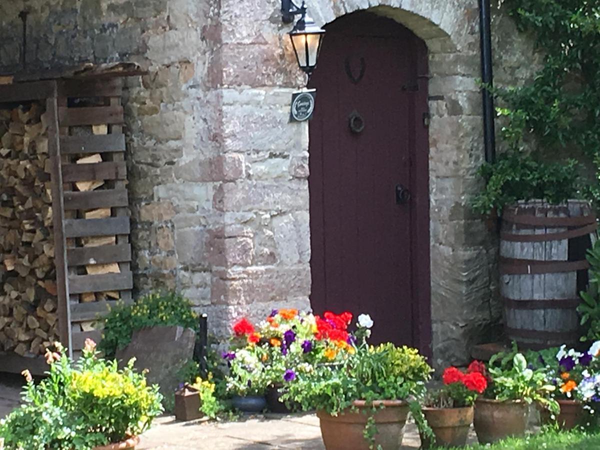 Welsh Gatehouse, Historic Castle Which Can Cater For Electric Vehicle Mathern Εξωτερικό φωτογραφία