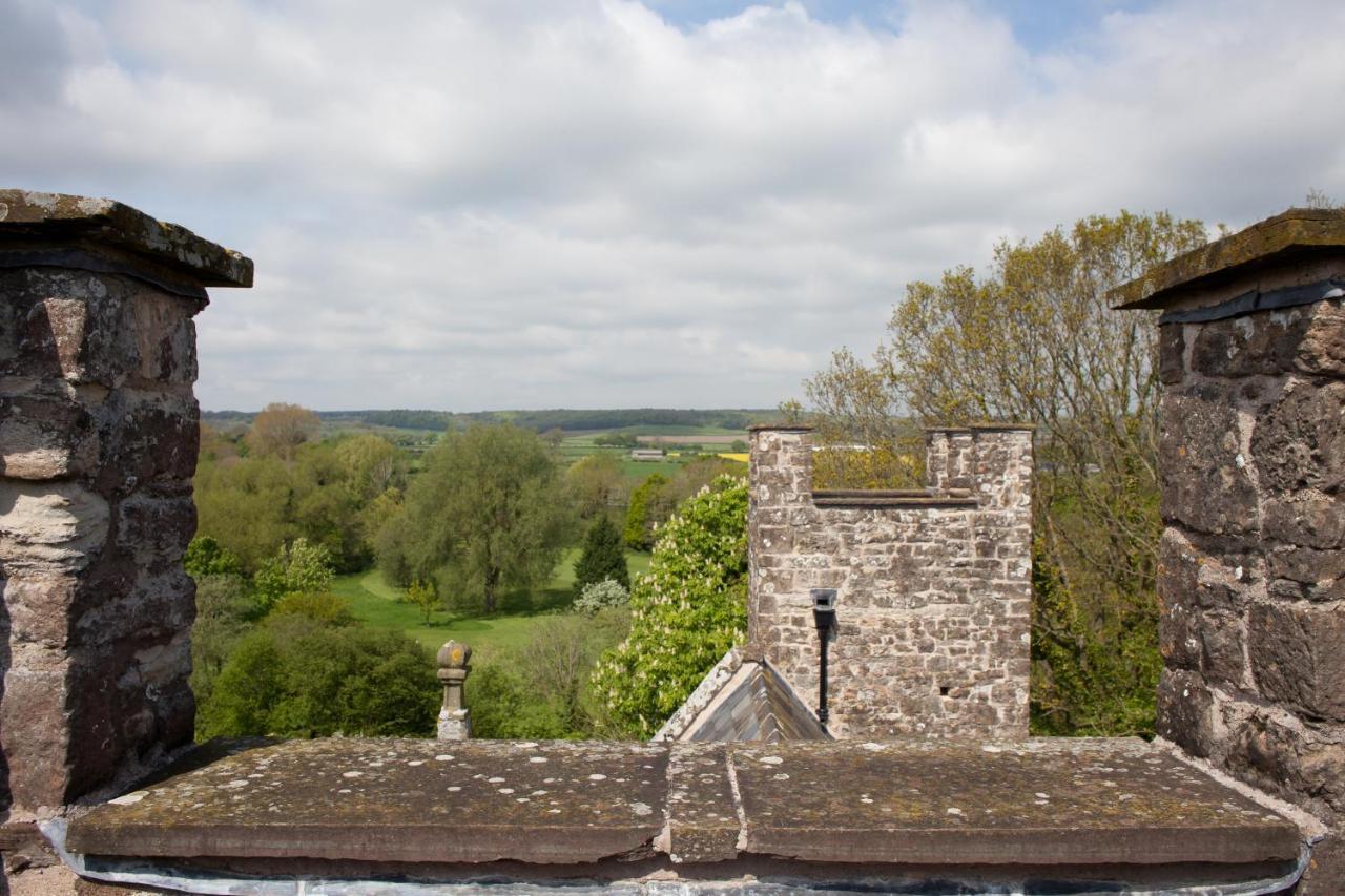 Welsh Gatehouse, Historic Castle Which Can Cater For Electric Vehicle Mathern Εξωτερικό φωτογραφία