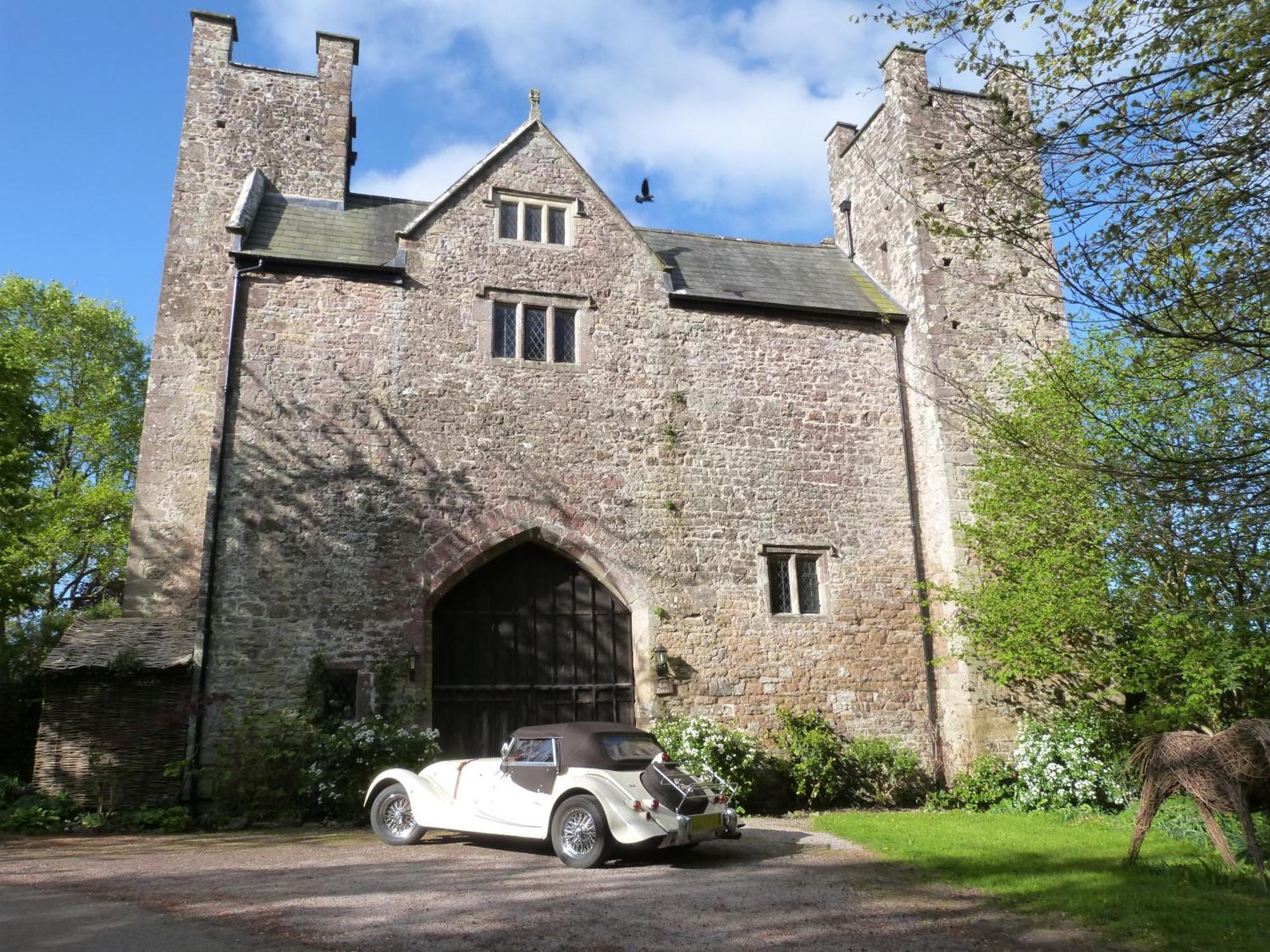 Welsh Gatehouse, Historic Castle Which Can Cater For Electric Vehicle Mathern Εξωτερικό φωτογραφία